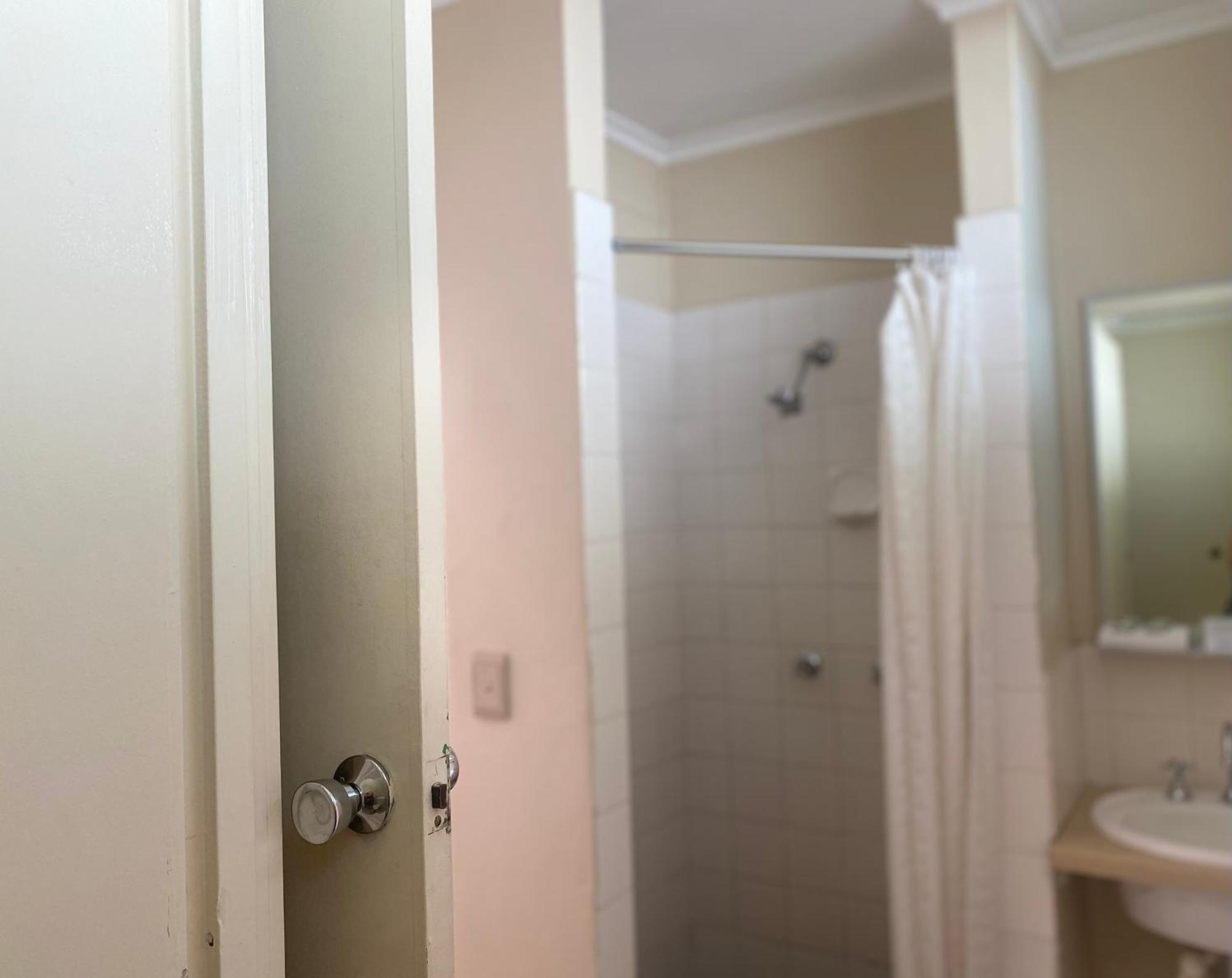 Shoredrive Motel Townsville Room photo