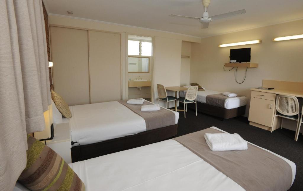 Shoredrive Motel Townsville Room photo